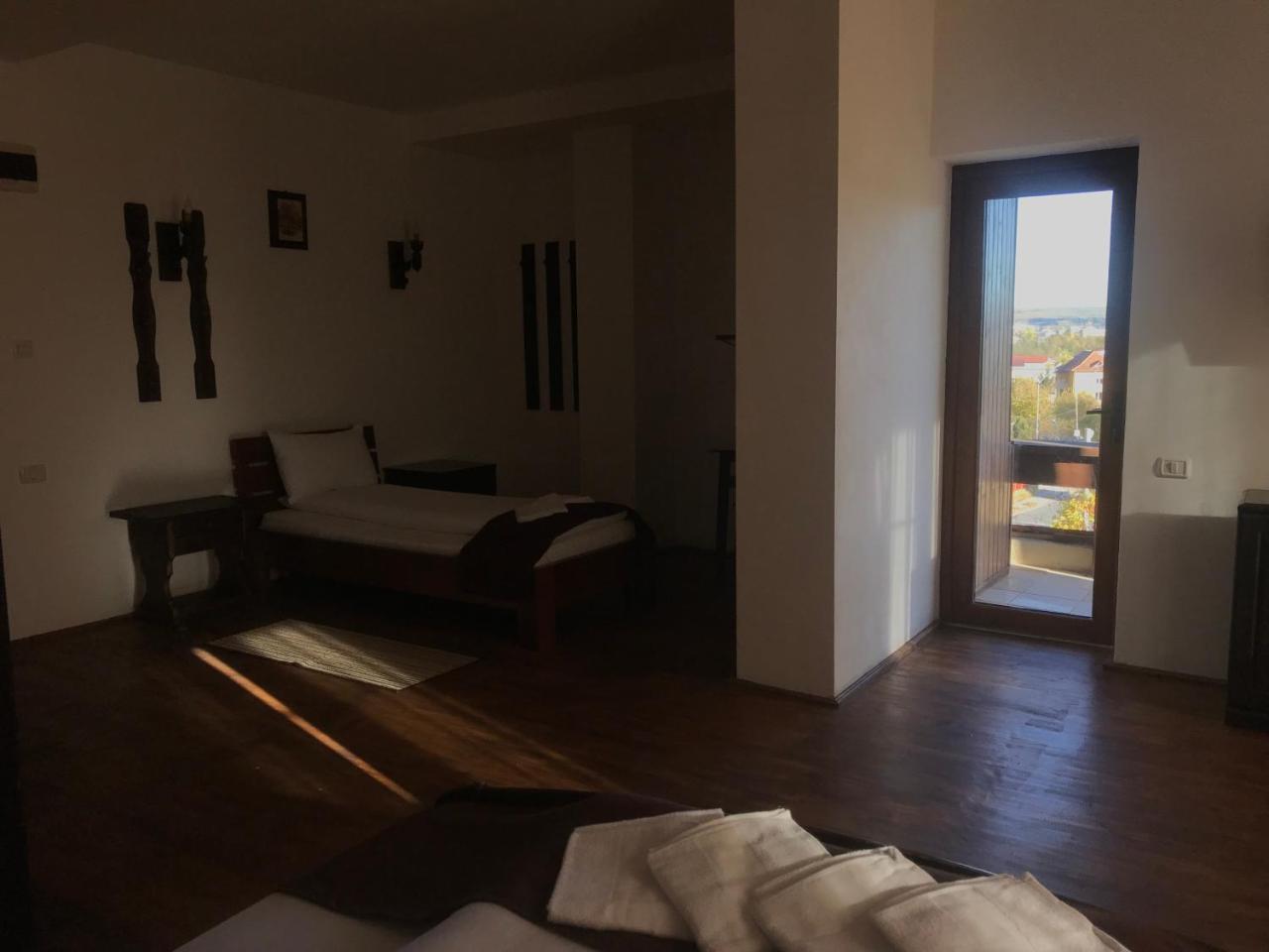 Hotel Casa Vlahilor Ramnicu Valcea Bagian luar foto