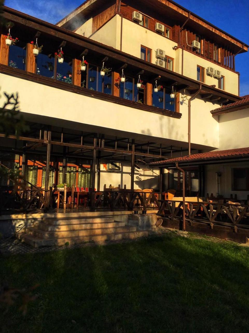 Hotel Casa Vlahilor Ramnicu Valcea Bagian luar foto